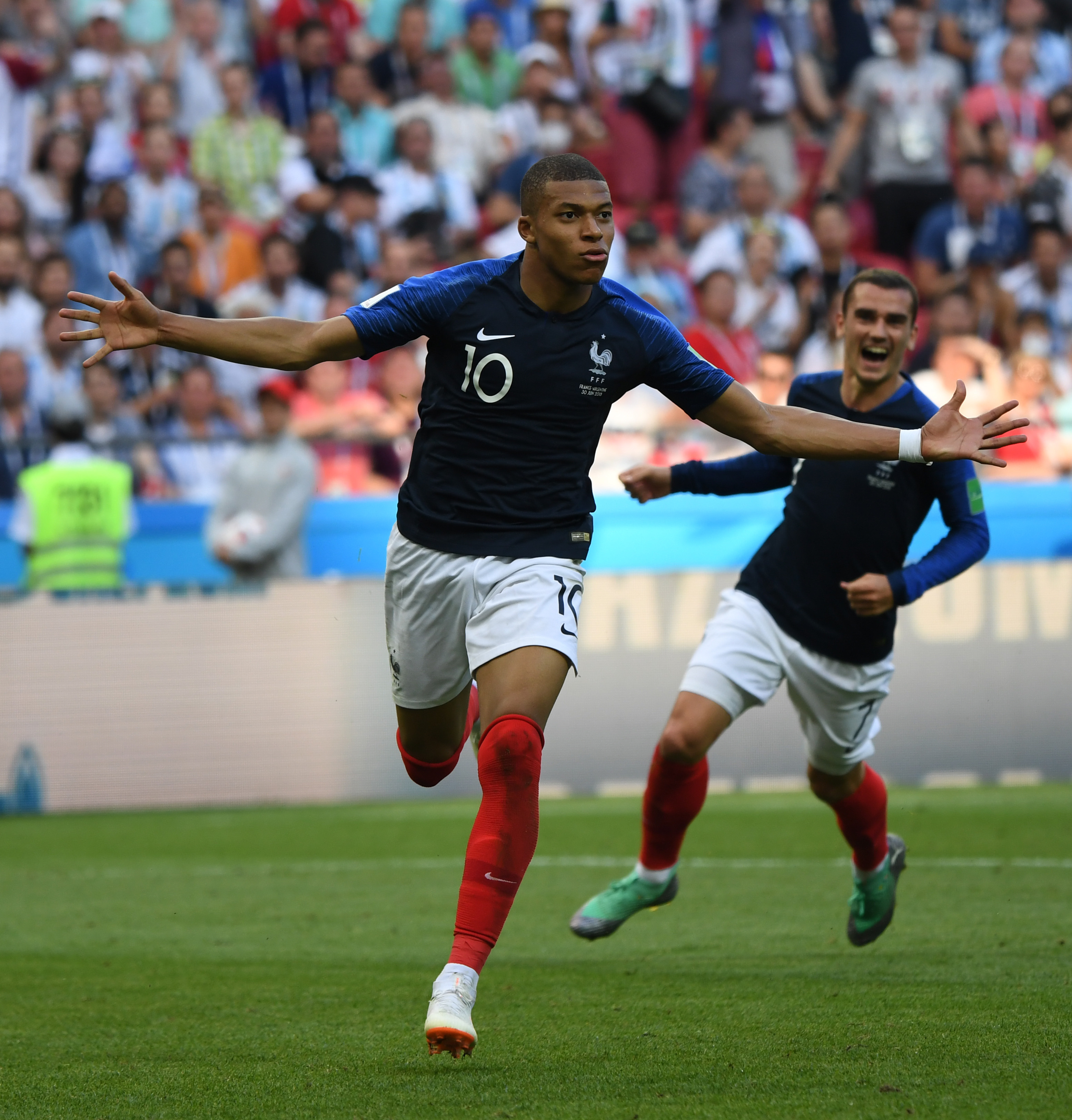 外媒：下赛季欧冠联赛阶段用球将采用白+薄荷绿+紫创新配色（外媒：欧冠下赛季比赛用球将启用白、薄荷绿与紫的全新配色）