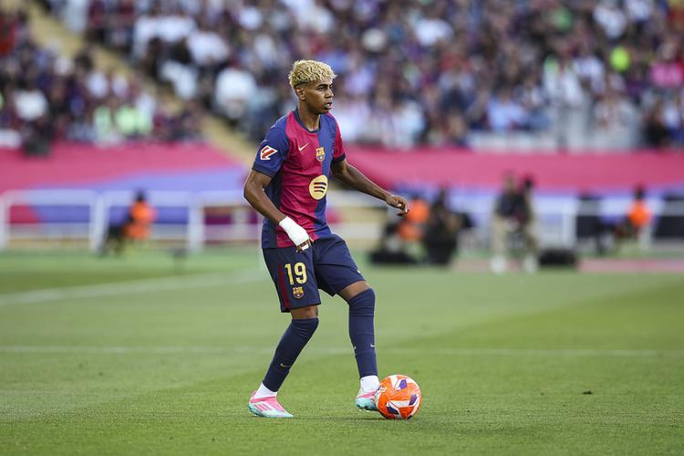 广厦男篮末节逆转战胜北京（广厦男篮末节上演逆转击败北京队）