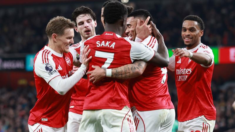 中场核心连续突破防守制造射门机会（中场指挥官连续冲击防线创造射门良机）