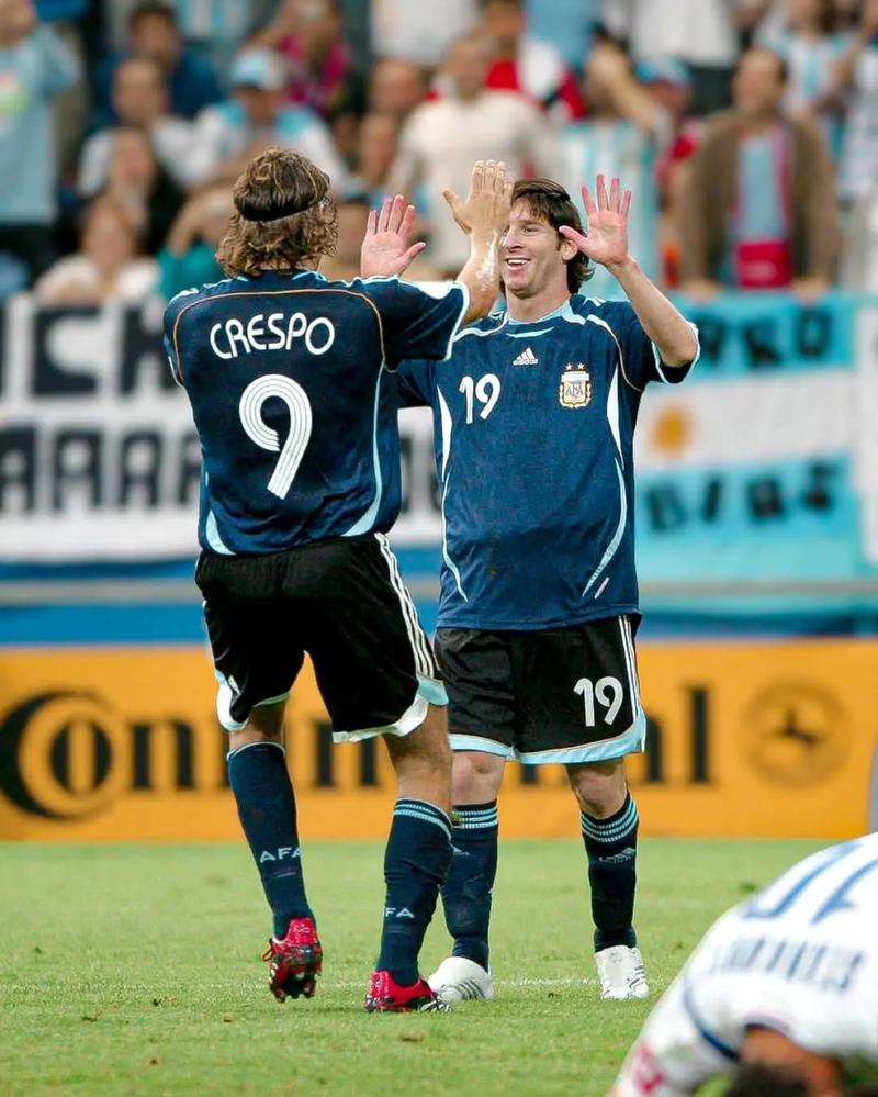 胡尔克完成职业生涯500球里程碑，球迷打出巨型TIFO致敬（胡尔克达成生涯500球壮举，球迷以巨型TIFO致敬）